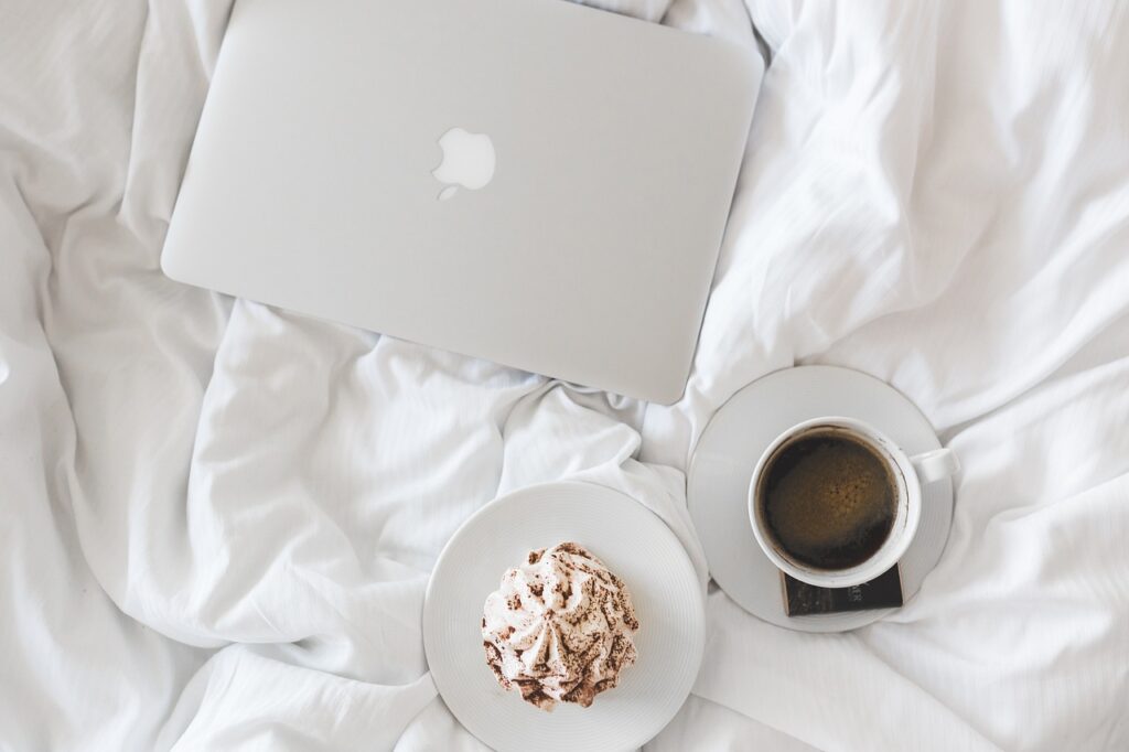 MacBookとコーヒーの画像